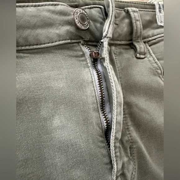 American Eagle  Super stretch Jeggings Sz 8
Trendy Streetwear Grunge Cool Vibes - Picture 12 of 12